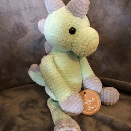 Kuscheltier Dino gehäkelt handmade Geschenk Junge Amigurumi