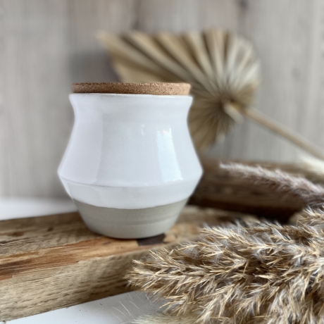 Handgemachte Keramik - getöpferte weiße Dose mit Korkdeckel