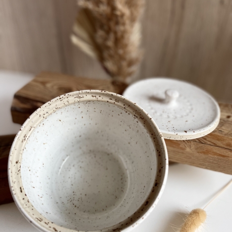 Handgemachte Keramik - getöpferte Vorratsdose mit Muster weiß