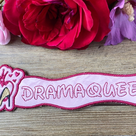 Stickdatei 3D-Anhänger DRAMAQUEEN, 3D-Stick, Lesezeichen
