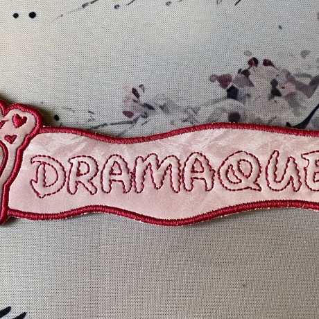 Stickdatei 3D-Anhänger DRAMAQUEEN, 3D-Stick, Lesezeichen
