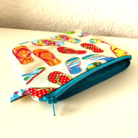 Flaches Schminktäschchen Flip-Flops