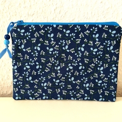 Flaches Schminktäschchen Blümchen dunkel- und hellblau