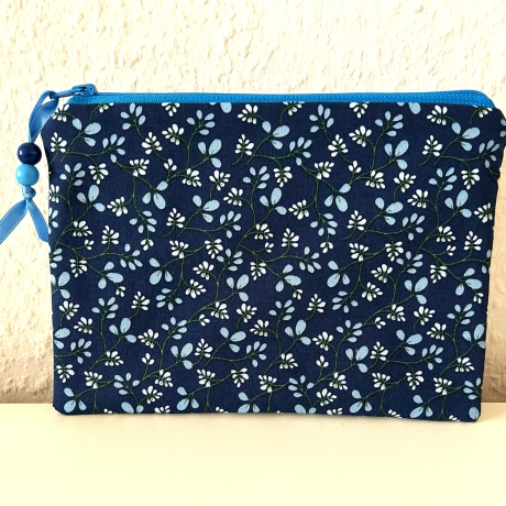 Flaches Schminktäschchen Blümchen dunkel- und hellblau