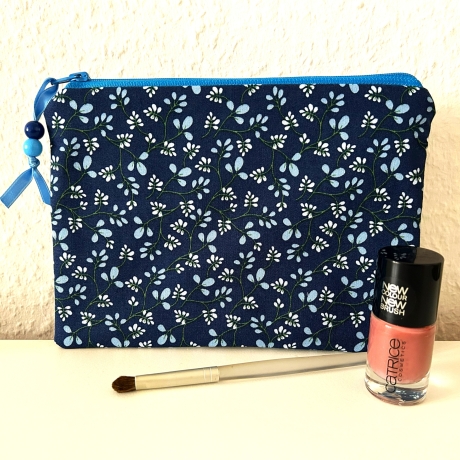 Flaches Schminktäschchen Blümchen dunkel- und hellblau