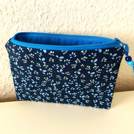 Flaches Schminktäschchen Blümchen dunkel- und hellblau