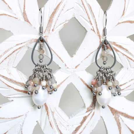Cluster Ohrringe mit Süßwasserperlen und Mondstein Perlen