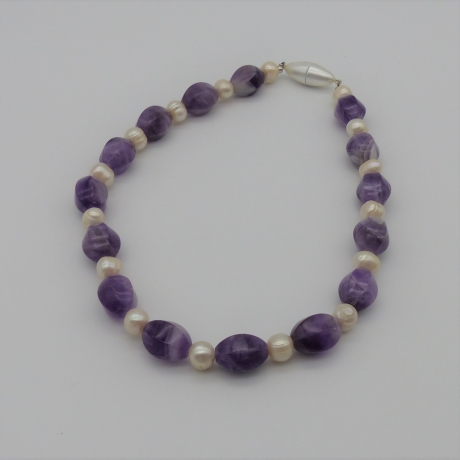 Collier, violett weiß, Amethyst + Perlen, 43 cm, Edelsteinkette