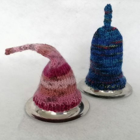 Gestrickte Eierwärmer im 2er Set Zipfelmützen aus Sockenwolle