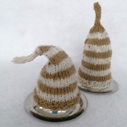 Gestrickte Eierwärmer im 2er Set Zipfelmützen aus Sockenwolle