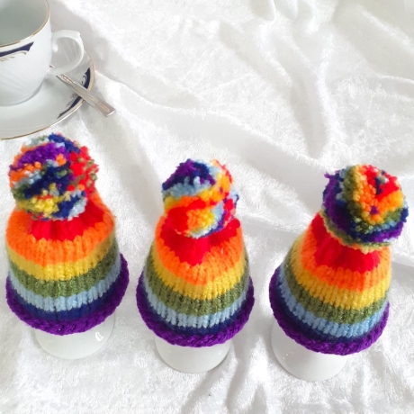 Eierwärmer Eier-Mützen Pudelmützen für Eier 3er-Set Regenbogen
