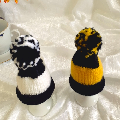 gestrickte Eierwärmer Eier-Mützen Pudelmützen für Eier Doppel-Set