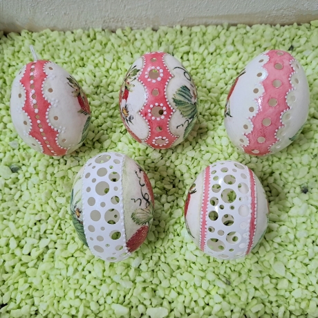 echte Osterei Ostereier gebohrt perforiert Ostern Erdbeeren