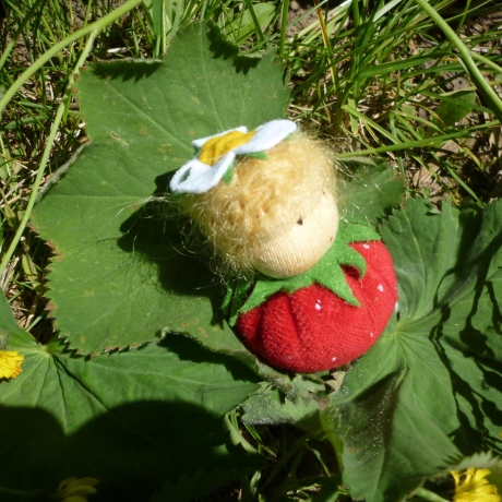 Erdbeere, Erdbeerpüppchen, mit Becher