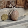 Kettenanhänger aus Eukalyptus-Samenkapsel mit Silberfeder