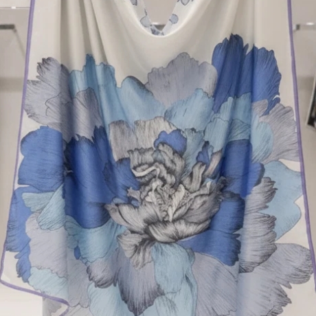 Damen Seidentuch hell-blau-weiss Blumen, 180 x 90 cm