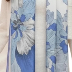 Damen Seidentuch hell-blau-weiss Blumen, 180 x 90 cm