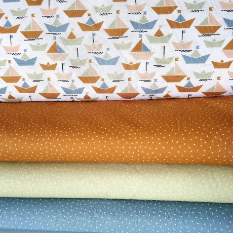 Druckstoff Fehmarn Papierschiff blau/ocker/weiß