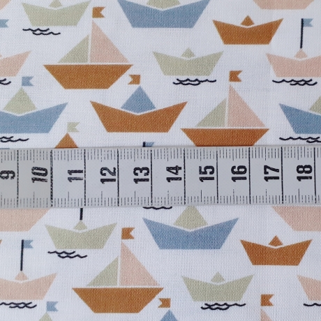 Druckstoff Fehmarn Papierschiff blau/ocker/weiß