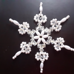 Perlenstern,Schneeflocke, weiß/kristall, Handarbeit