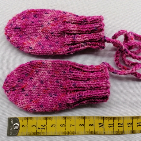 Baby Fäustlinge, Handschuhe 0-3 Monate aus Sockenwolle gestrickt