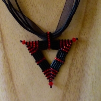 Halskette Triangle Anhänger aus Glasperlen, rot schwarz, 40 cm