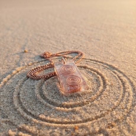 Im Fluss des Lebens – Kupfer-Spiralen-Amulett, handgefertigt