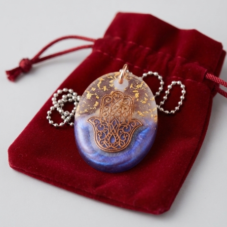 Schutz bei Tag, Leuchten bei Nacht – Hamsa-Amulett, handgefertigt