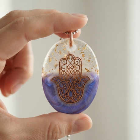 Schutz bei Tag, Leuchten bei Nacht – Hamsa-Amulett, handgefertigt