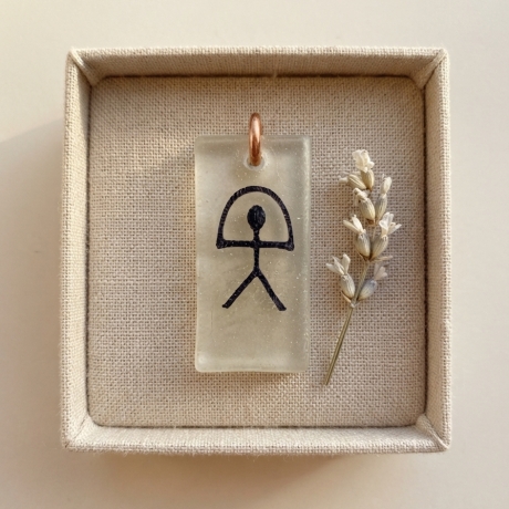 Zuversicht, die im Dunkeln leuchtet – Indalo-Amulett, handmade