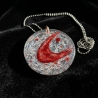 Mondlicht in Rot – handgefertigtes Moon Amulett mit Bergkristall
