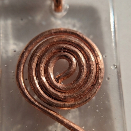 Im Fluss des Lebens – Kupfer-Spiralen-Amulett, handgefertigt
