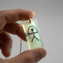 Zuversicht, die im Dunkeln leuchtet – Indalo-Amulett, handmade