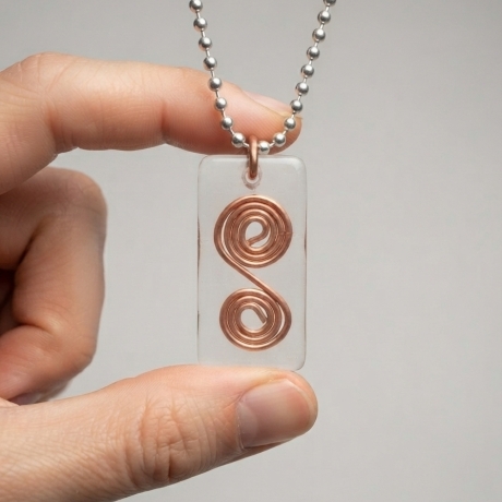 Im Fluss des Lebens – Kupfer-Spiralen-Amulett, handgefertigt