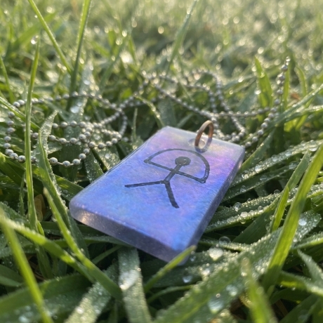 Zuversicht, die im Dunkeln leuchtet – Indalo-Amulett, handmade