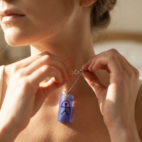 Zuversicht, die im Dunkeln leuchtet – Indalo-Amulett, handmade