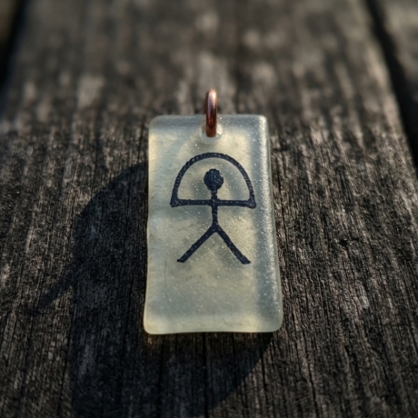 Zuversicht, die im Dunkeln leuchtet – Indalo-Amulett, handmade