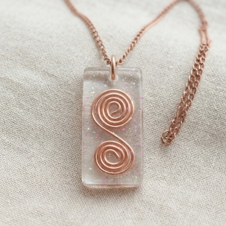 Im Fluss des Lebens – Kupfer-Spiralen-Amulett, handgefertigt