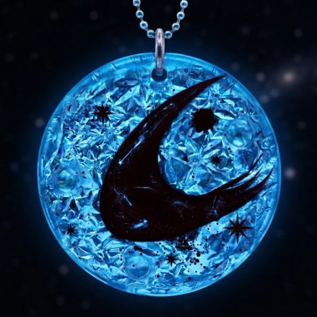Mondlicht in Rot – handgefertigtes Moon Amulett mit Bergkristall