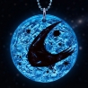 Mondlicht in Rot – handgefertigtes Moon Amulett mit Bergkristall