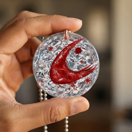 Mondlicht in Rot – handgefertigtes Moon Amulett mit Bergkristall