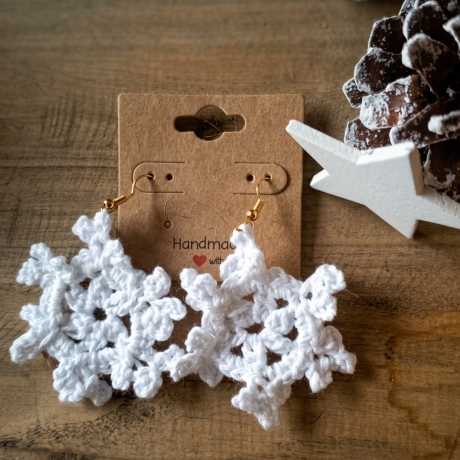 Handgehäkelte Schneeflocken-Ohrringe – Winterzauber 
