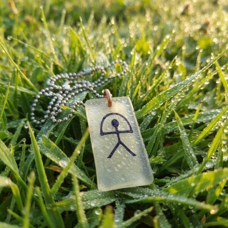 Zuversicht, die im Dunkeln leuchtet – Indalo-Amulett, handmade