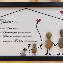 Familienbild aus Steinen mit Kindern & Haustieren – handgemacht