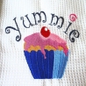 Geschirrtuch Yummie mit einem Muffin bestickt von Hobbyhaus