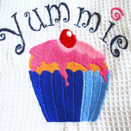 Geschirrtuch Yummie mit einem Muffin bestickt von Hobbyhaus