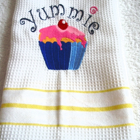 Geschirrtuch Yummie mit einem Muffin bestickt von Hobbyhaus
