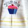 Geschirrtuch Yummie mit einem Muffin bestickt von Hobbyhaus