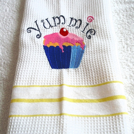Geschirrtuch Yummie mit einem Muffin bestickt von Hobbyhaus