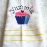 Geschirrtuch Yummie mit einem Muffin bestickt von Hobbyhaus